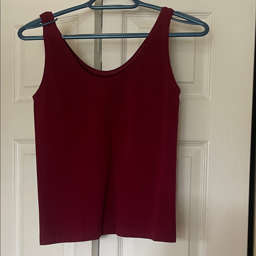 Women's Sleeveless Cranberry tank top/shell. Size M/L. No rips or tears.